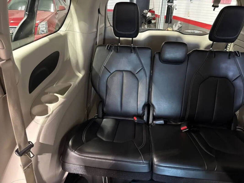 2024 Chrysler Pacifica Plug-In Hybrid Select