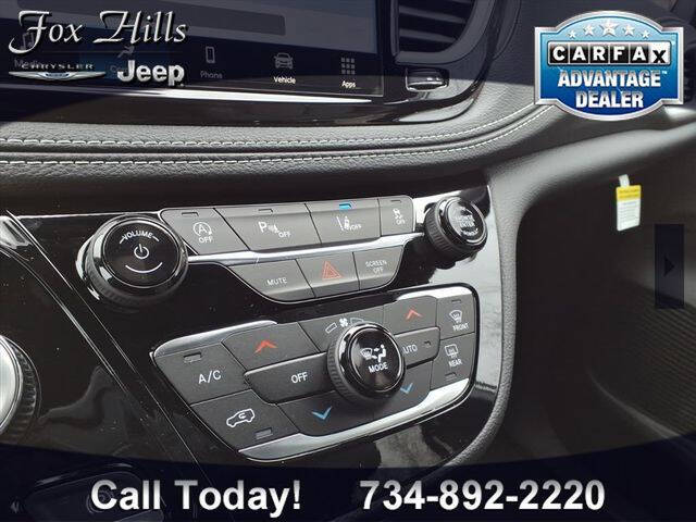2026 Chrysler Pacifica Select