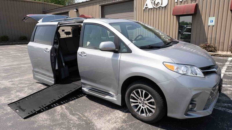 2018 Toyota Sienna XLE's photo