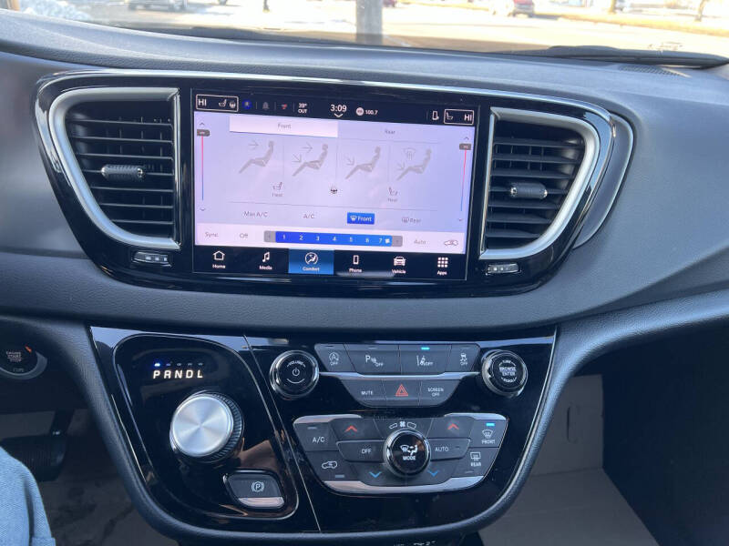 2025 Chrysler Pacifica Select