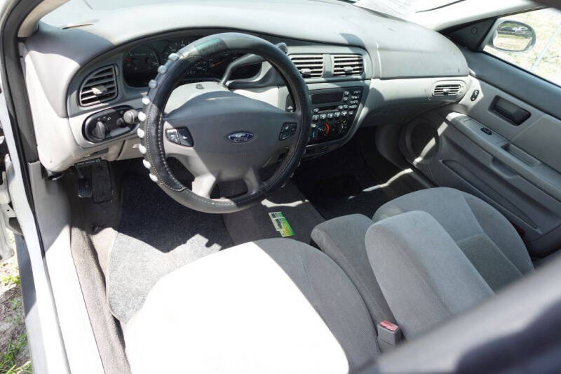2003 Ford Taurus SE
