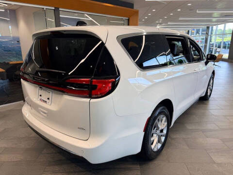 2027 Chrysler Pacifica Select