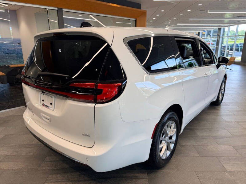 2027 Chrysler Pacifica Select
