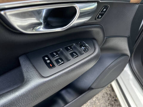2021 Volvo XC90 T6 Momentum 7-Passenger