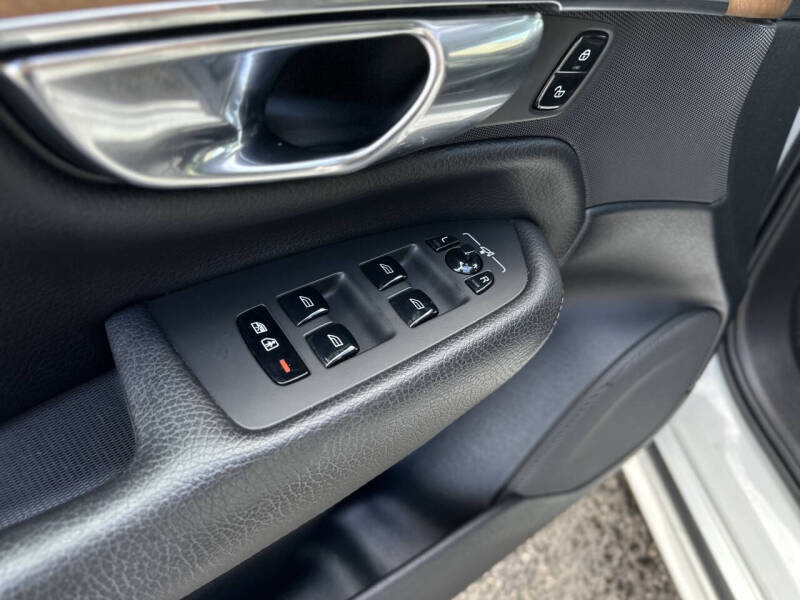 2021 Volvo XC90 T6 Momentum 7-Passenger