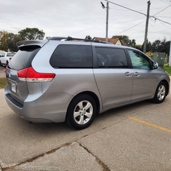 2013 Toyota Sienna LE 8-Passenger