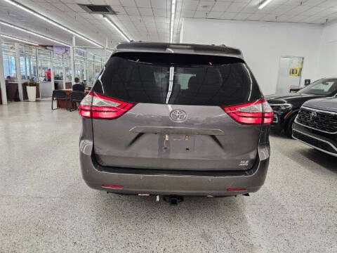 2017 Toyota Sienna XLE 7-Passenger