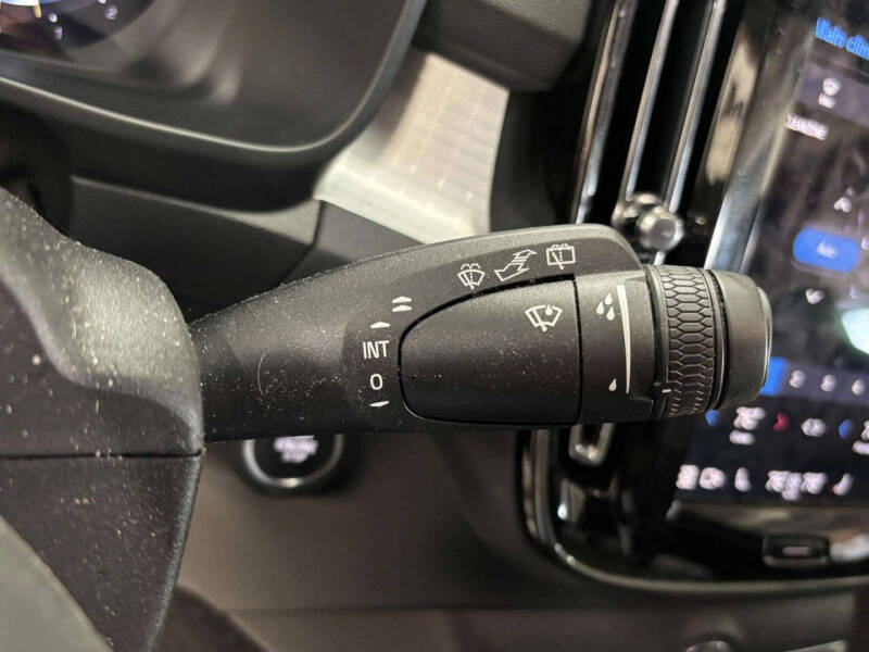 2024 Volvo XC40 B5 Core Dark Theme