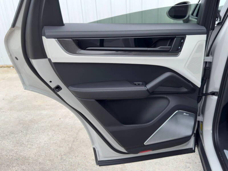 2024 Porsche Cayenne Turbo E-Hybrid Coupe