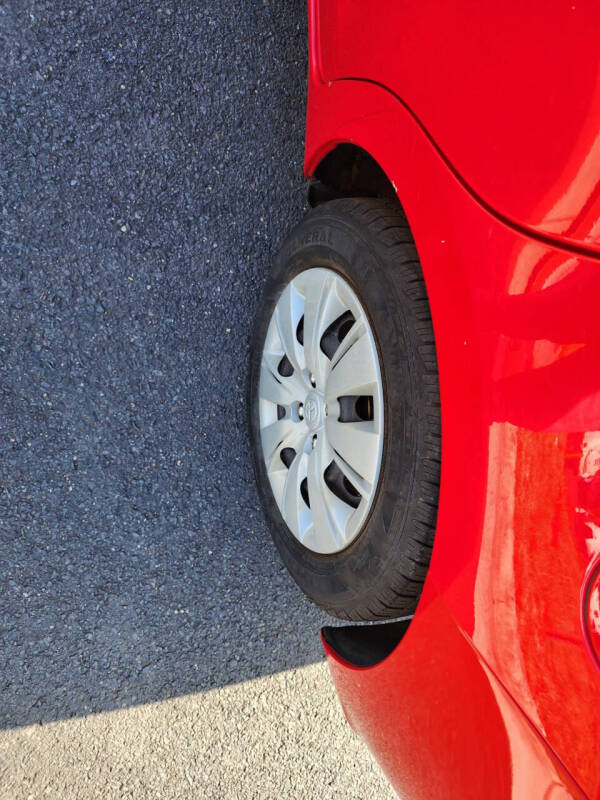 2012 Toyota Yaris 5-Door LE