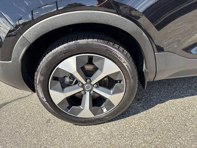 2025 Volvo XC40 B5 Plus Bright Theme