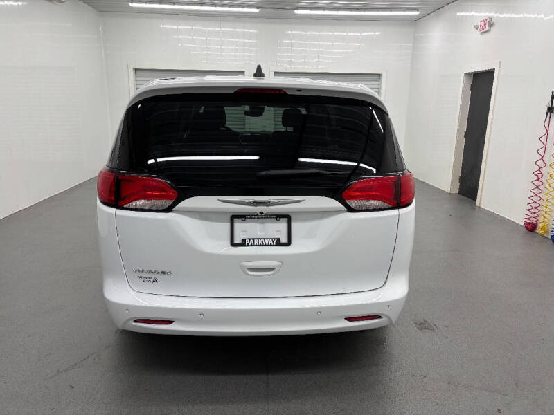 2023 Chrysler Voyager LX