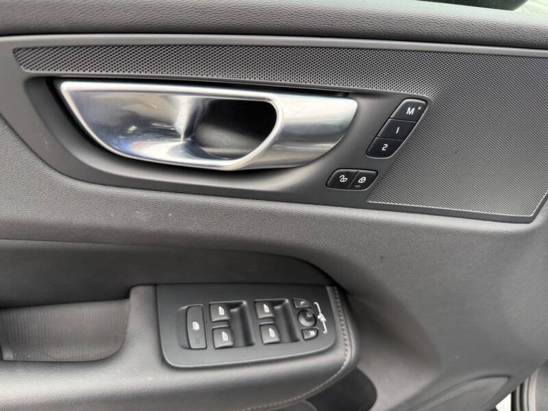 2025 Volvo XC60 B5 Core Dark Theme