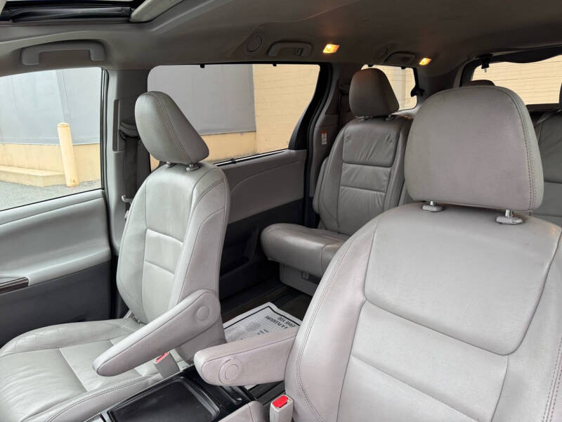 2016 Toyota Sienna XLE photo 23