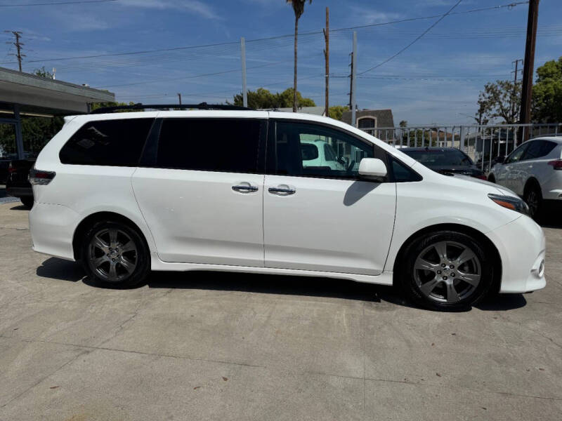2017 Toyota Sienna SE 8-Passenger