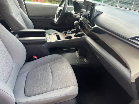 2021 Toyota Sienna LE 8-Passenger