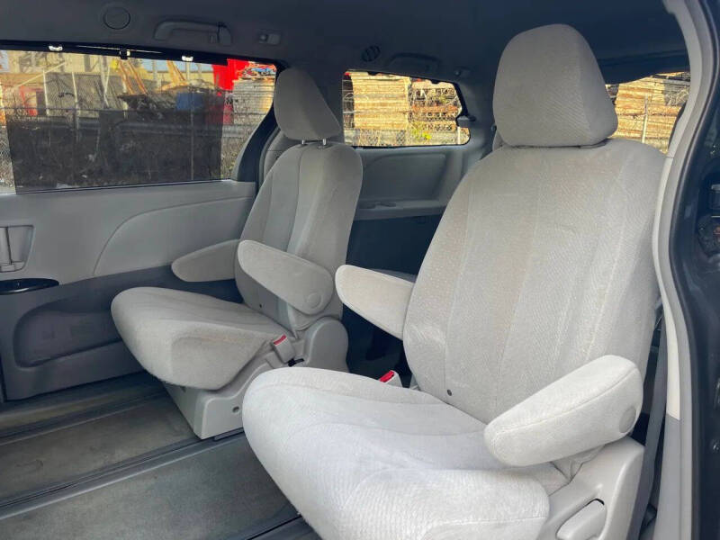 2014 Toyota Sienna LE 7-Passenger