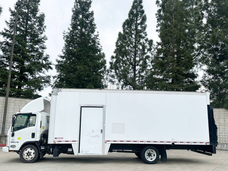 2017 Isuzu NPR HD's photo