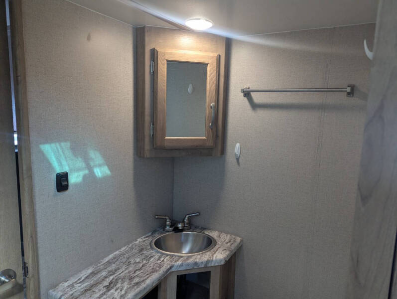 2020 Winnebago Micro Minnie 2405RG / 26ft