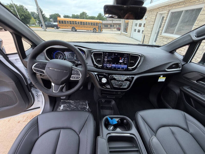2027 Chrysler Pacifica LX