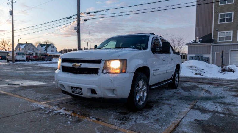 2011 Chevrolet Avalanche LS's photo
