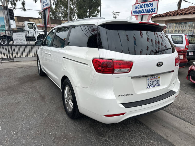 2016 Kia Sedona LX photo 3