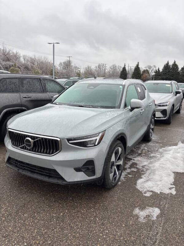 2025 Volvo XC40 B5 Plus Bright Theme
