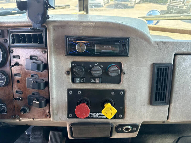 2004 Peterbilt 330