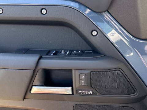 2025 Land Rover Defender 90 P400 X-Dynamic SE