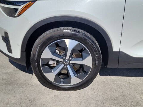 2024 Volvo XC40 B5 Plus Bright Theme