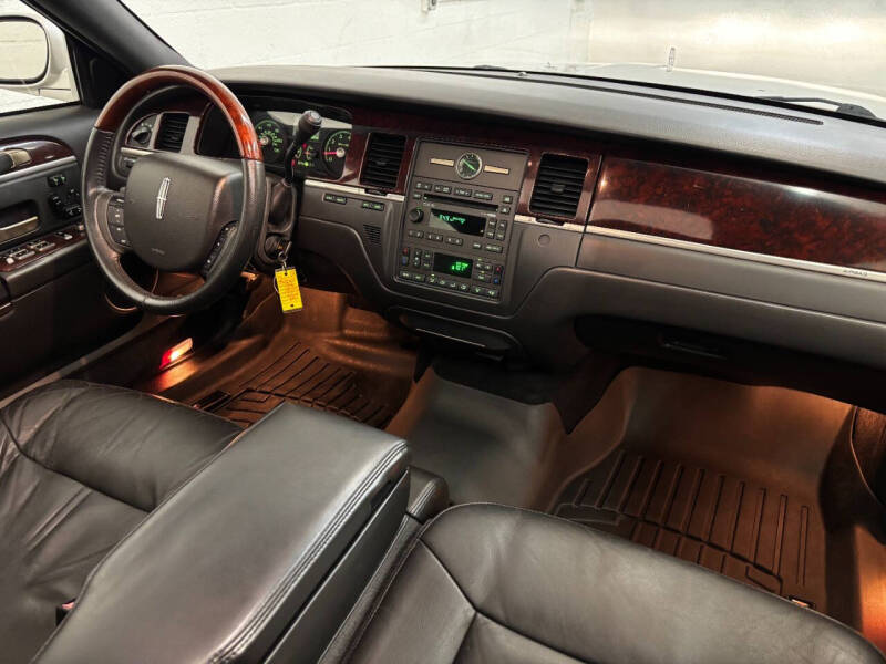 2006 Lincoln Town Car Signature Limited