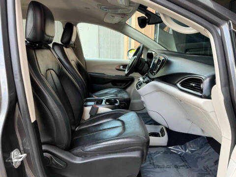 2017 Chrysler Pacifica Touring-L