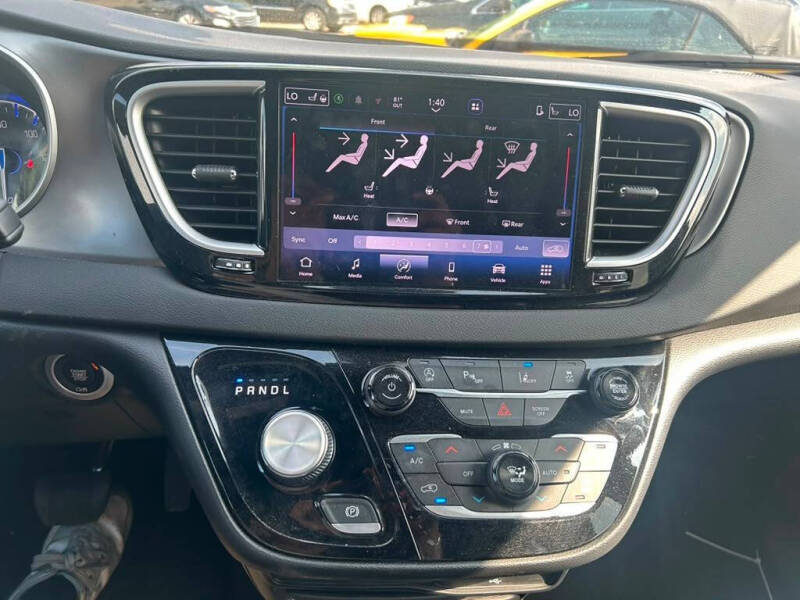 2026 Chrysler Pacifica Select