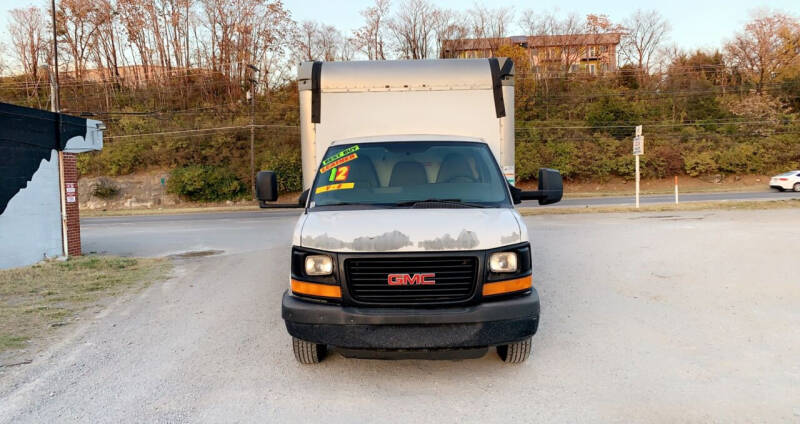 2012 GMC Savana null photo 2