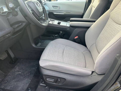 2025 Toyota Sienna LE 8-Passenger