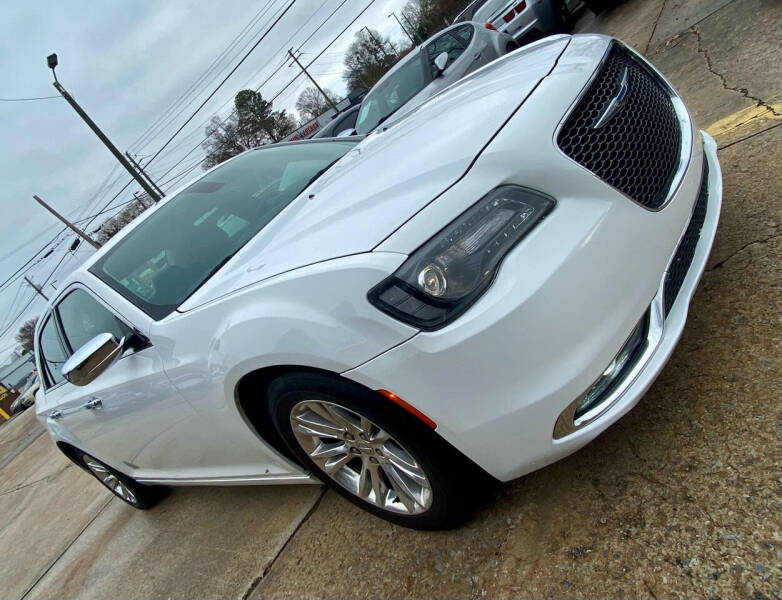 2017 Chrysler 300 C photo 4