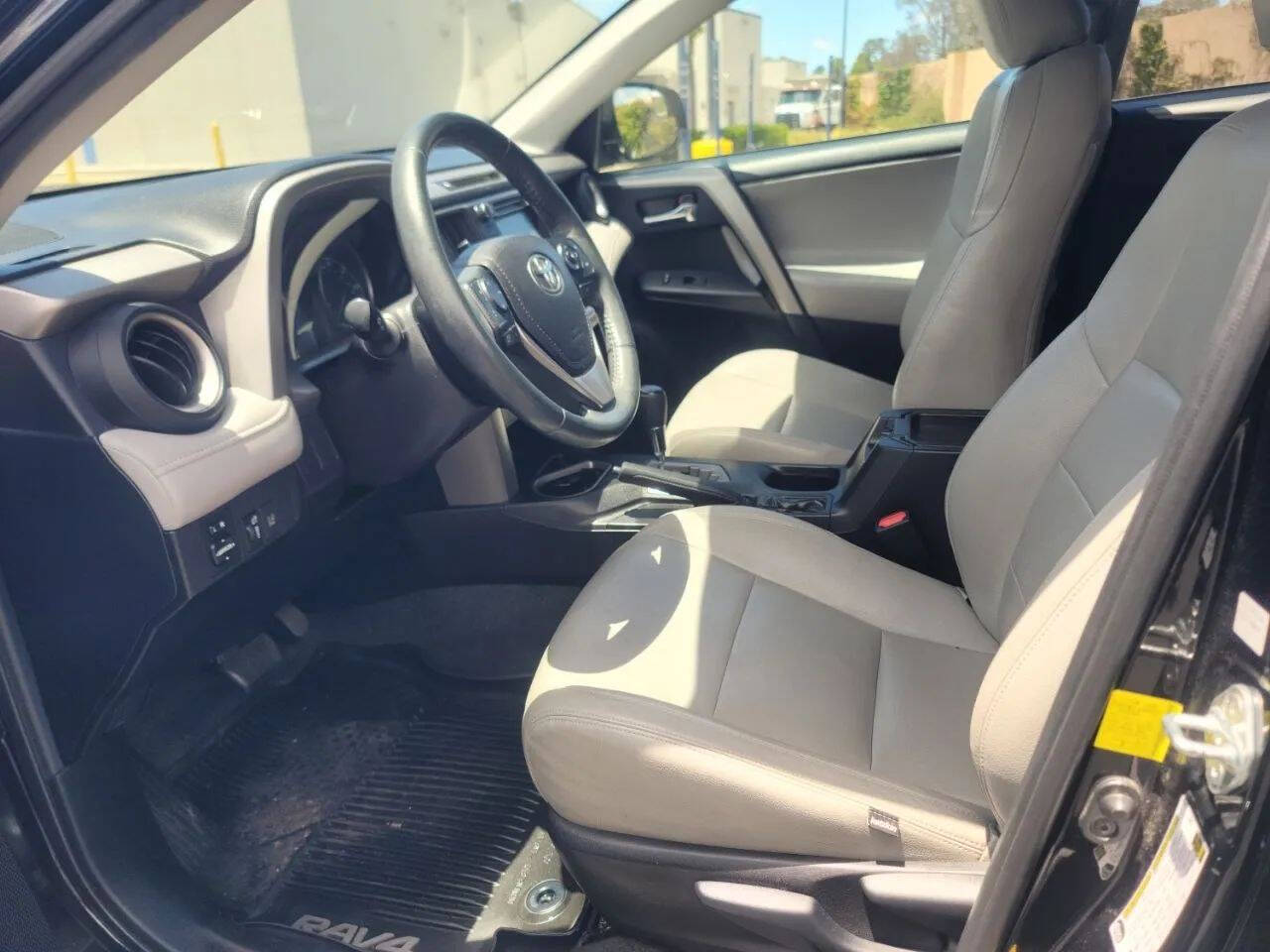 2017 Toyota RAV4 XLE XLE 4dr SUV 26