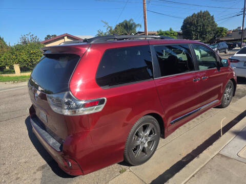 2013 Toyota Sienna SE 8-Passenger