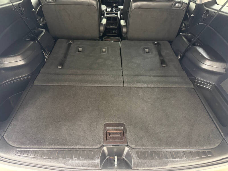 2019 Honda Pilot Touring w/Rear Captain's Chairs