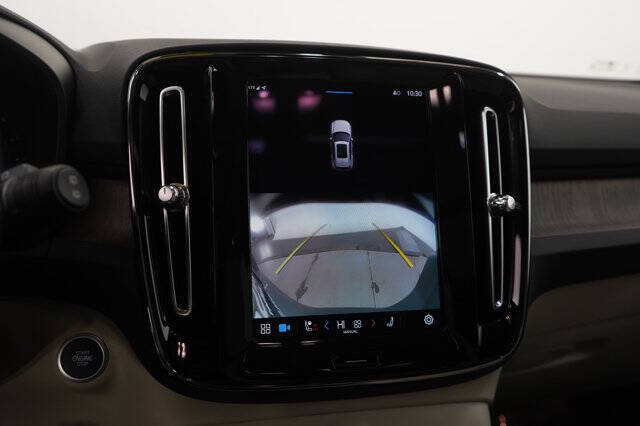 2023 Volvo XC40 B5 Ultimate Dark Theme