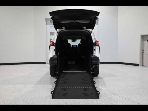 2025 Toyota Sienna LE 8-Passenger