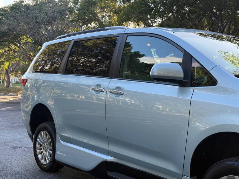 2016 Toyota Sienna XLE 7-Passenger Auto Access Seat