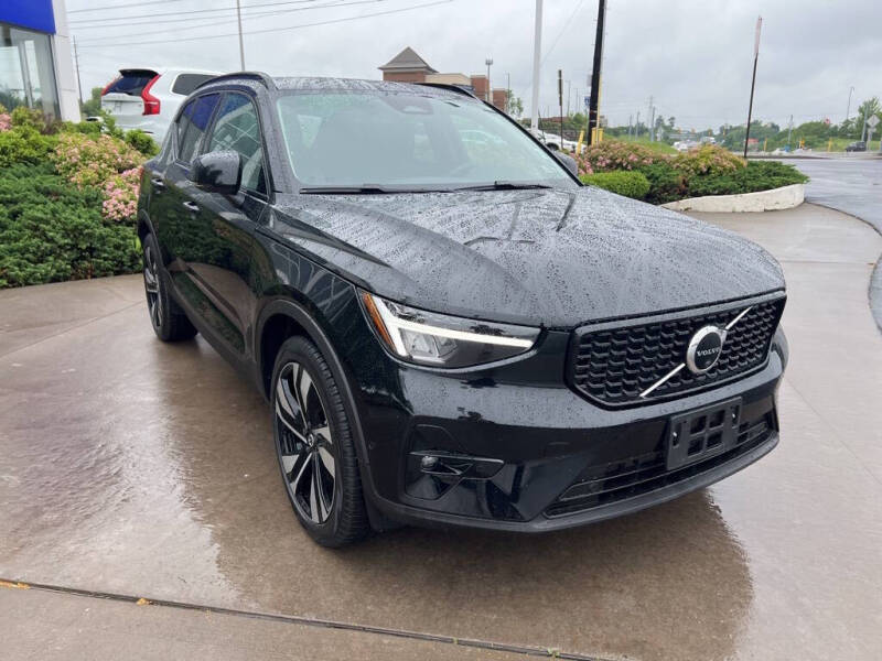 2023 Volvo XC40 B5 Plus Dark Theme