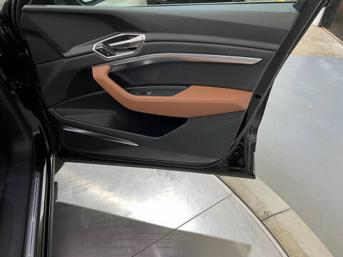 2019 Audi e-tron quattro Premium Plus