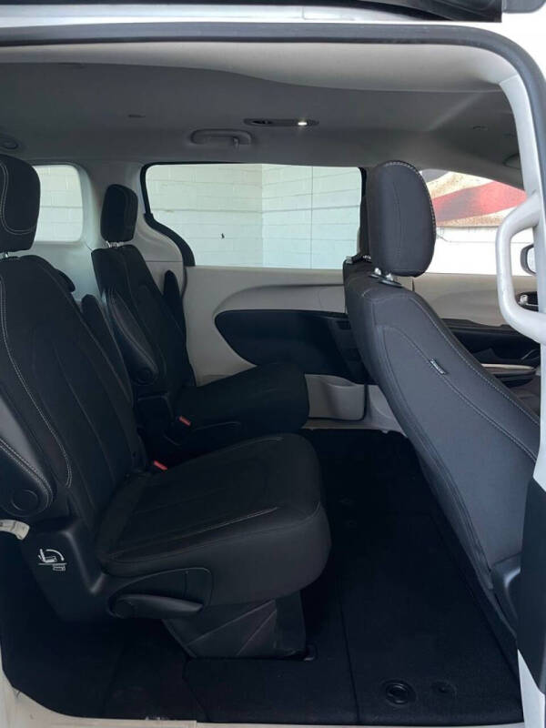 2022 Chrysler Voyager LX