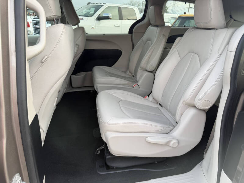 2017 Chrysler Pacifica Hybrid Premium