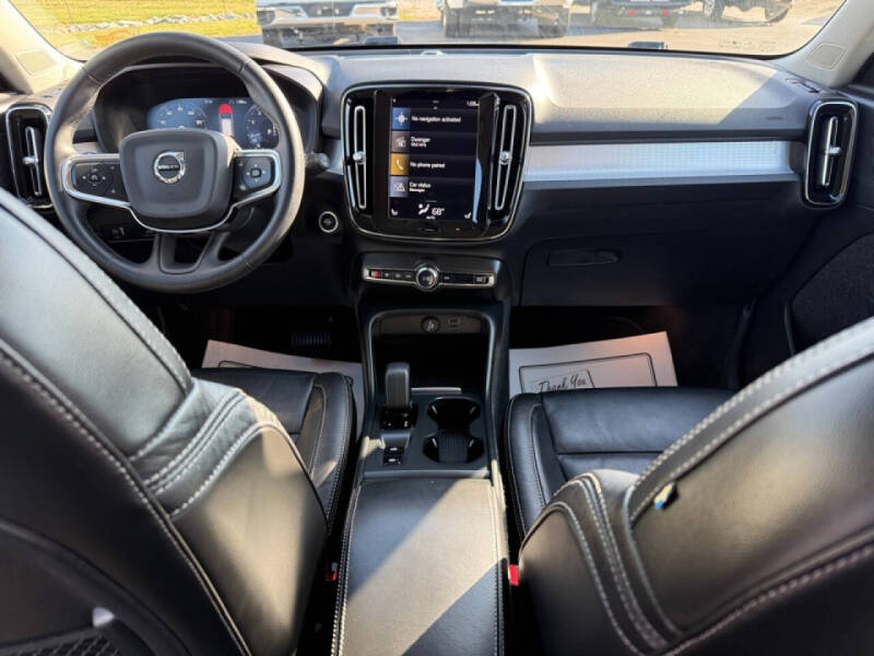 2022 Volvo XC40 T5 Momentum