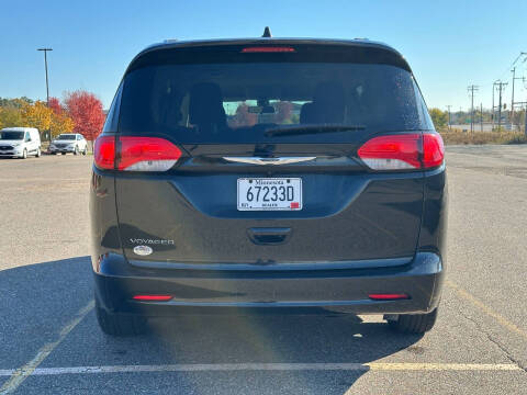 2022 Chrysler Voyager LX