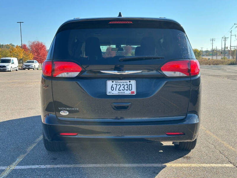 2022 Chrysler Voyager LX