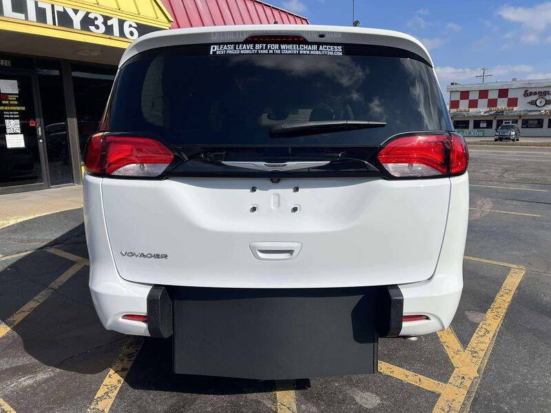 2024 Chrysler Voyager LX